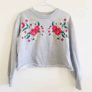 Urbanology Women’s Gray Floral Cropped Sweater M